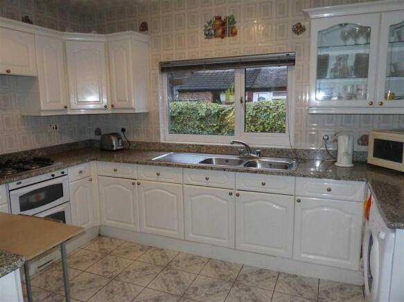 BREAKFAST / KITCHEN