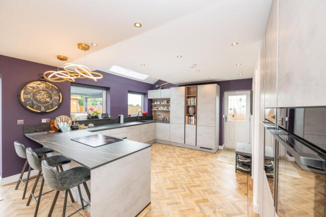 5 bed Semi-Detached for sale Image 9