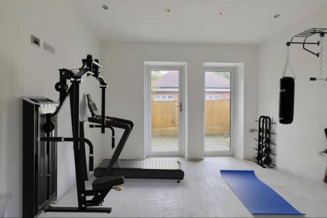 5 bed Detached for sale Image 9