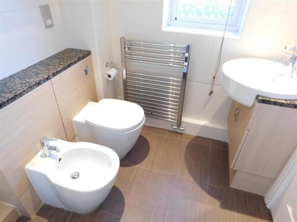 ensuite (2).JPG