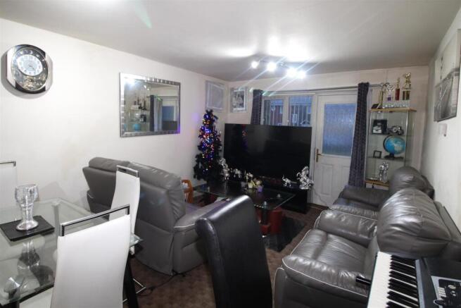 LIVING ROOM 1.JPG