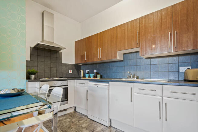 4 bed House to rent Image 4