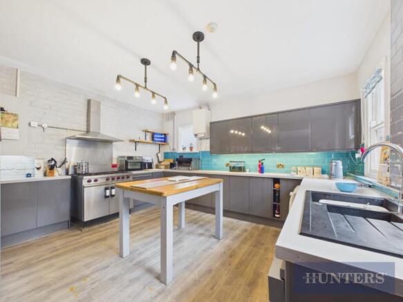 6 bed Semi-Detached for sale Image 5
