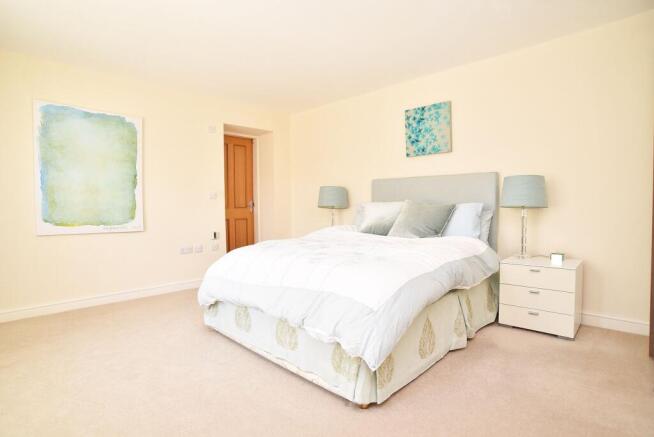 6 bed Detached for sale Image 11
