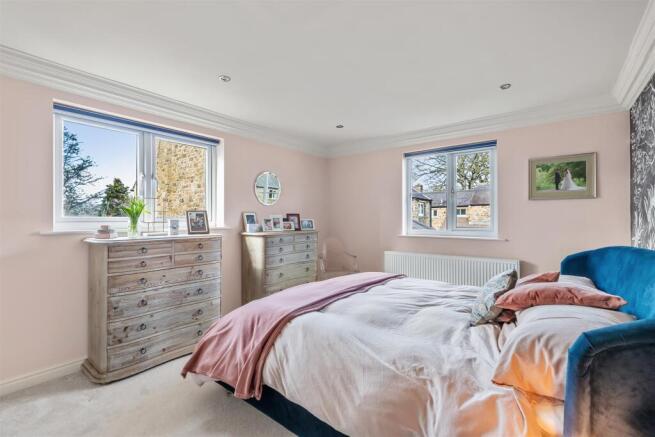 5 bed Semi-Detached for sale Image 11
