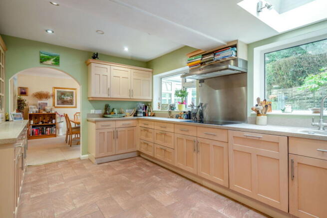 5 bed Detached for sale Image 7