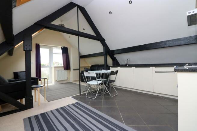 Flat 5 31-33 harvest lounge