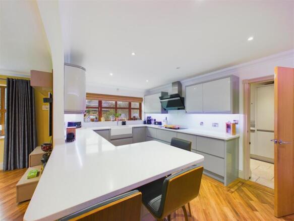 5 bed Detached for sale Image 9