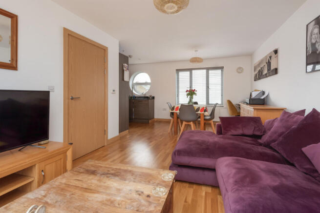 Lounge/Dining Area