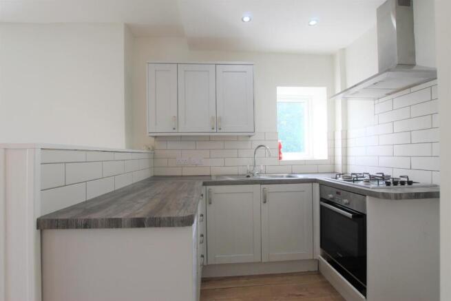 2 bed Terraced to rent Image 5