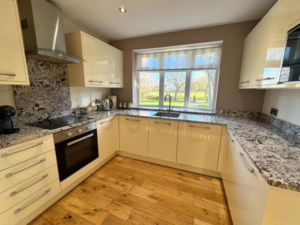 6 bed Detached for sale Image 10