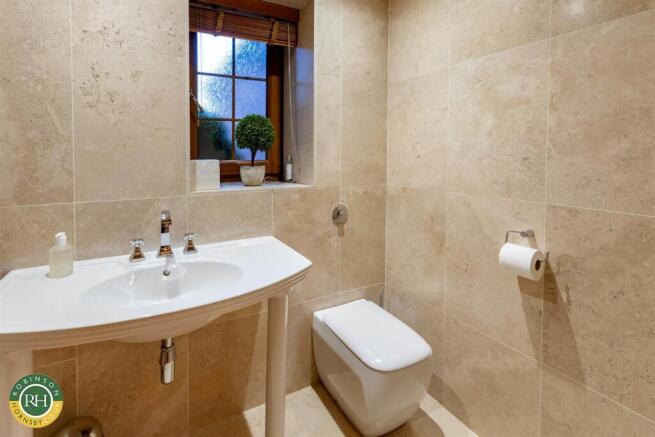 5 bed Detached for sale Image 11