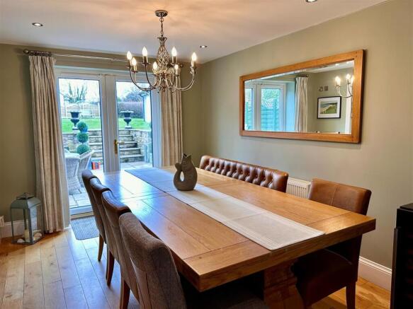 5 bed Detached for sale Image 4