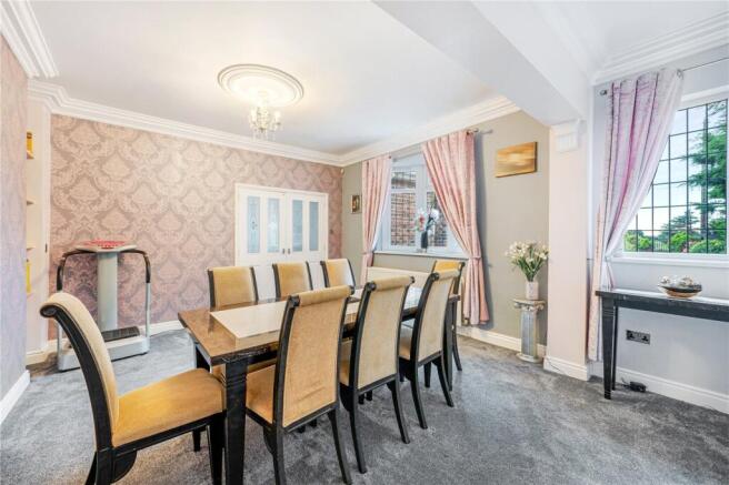 5 bed Detached for sale Image 8