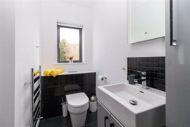 EN-SUITE SHOWER ROOM