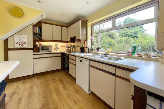 Hill Road, FARNHAM, GU9 photo 3