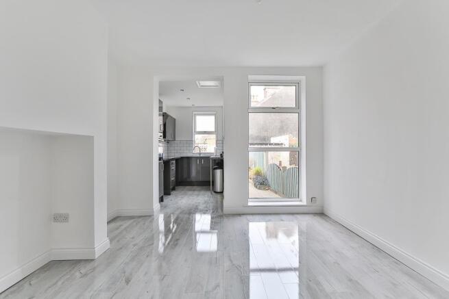3 bed Terraced to rent Image 4