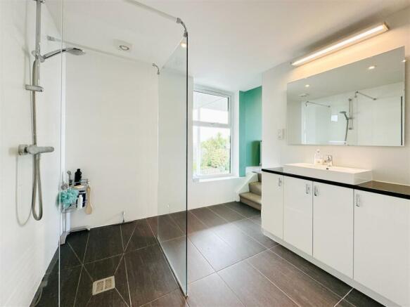 Bed 1 En Suite.JPG