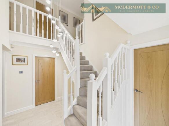 5 bed Detached for sale Image 8