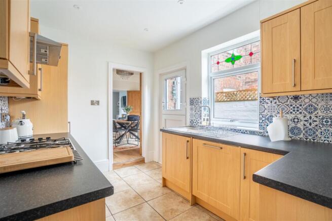 4 bed Terraced to rent Image 8