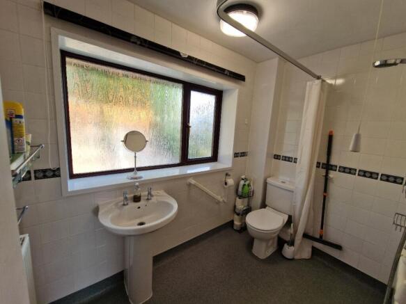 3 bed Semi-Detached to rent Image 10