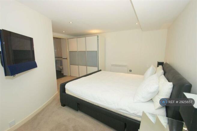 2 bed Penthouse to rent Image 6