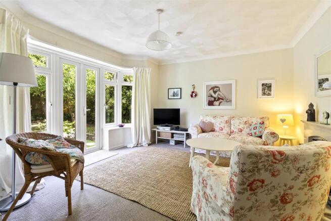 Laburnum Close, 8-001.JPG