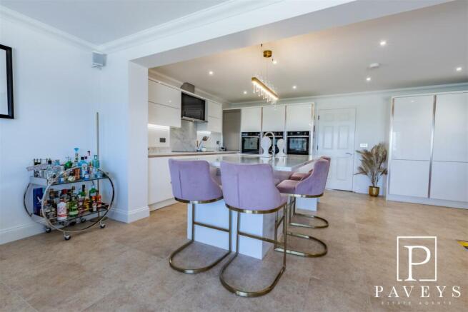 KITCHEN & DINING FAMILY ROOM