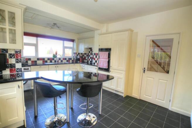 KITCHEN/BREAKFAST RO