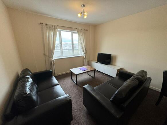 2 bed apartment to rent High Street, Crawley RH10
