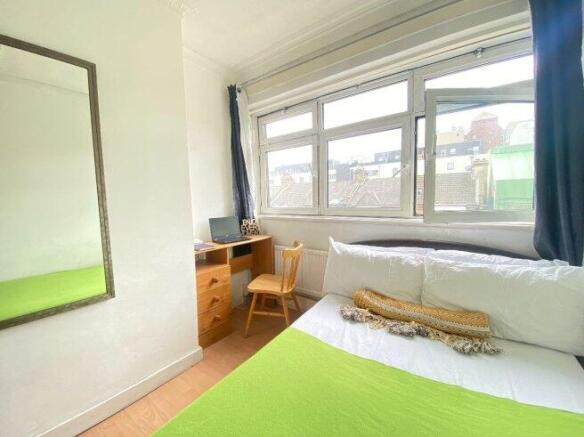 room-2-flat-12-gilbertson-house-e14-8pl-993561