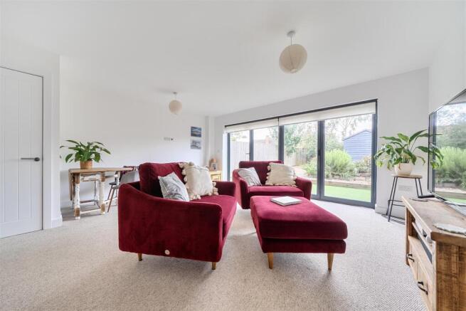 2 Compass Court (14).jpg