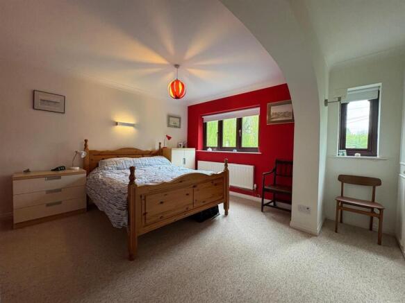4 bed Semi-Detached for sale Image 7