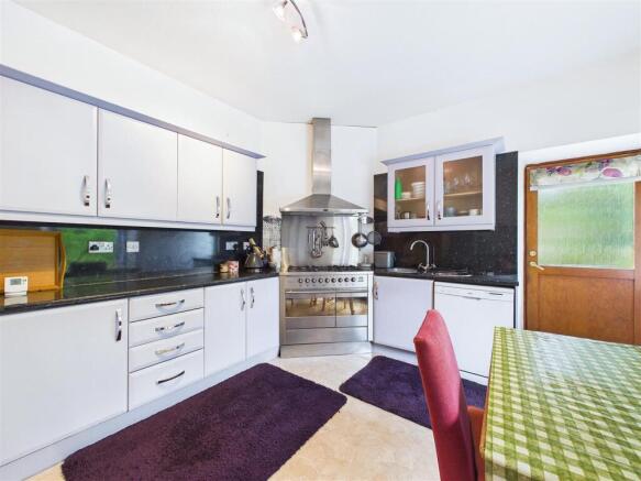 Kitchen & Dining Area