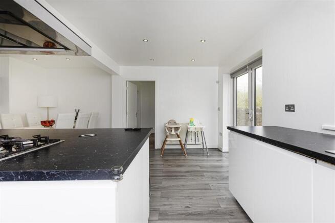 5 bed Detached for sale Image 11