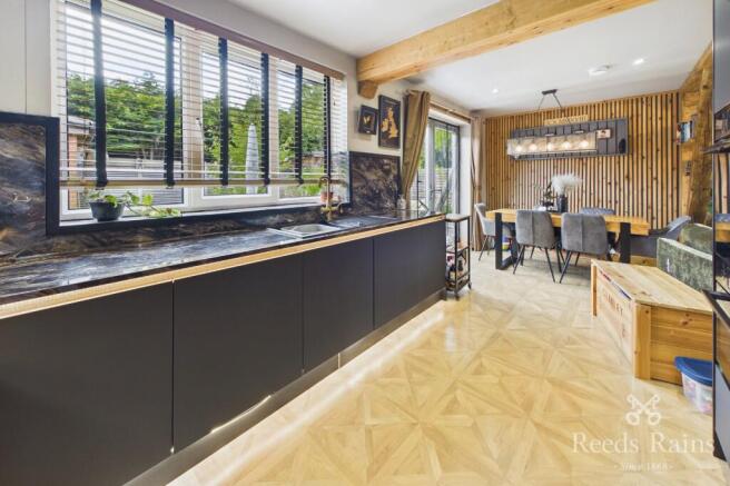 4 bed Semi-Detached for sale Image 9
