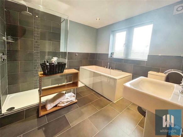 4 bed Detached to rent Image 8