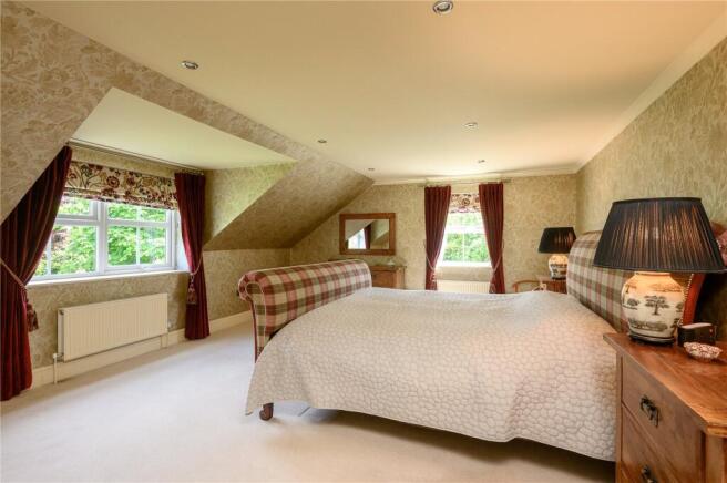 5 bed Detached for sale Image 11