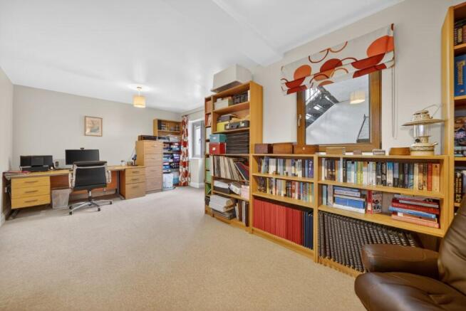 4 bed Detached for sale Image 8