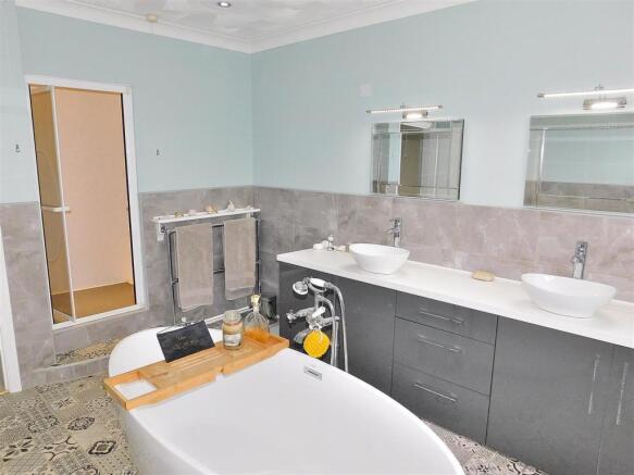 FAMILY BATHROOM 2.JPG