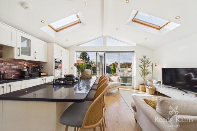 4 bed Semi-Detached for sale Image 11