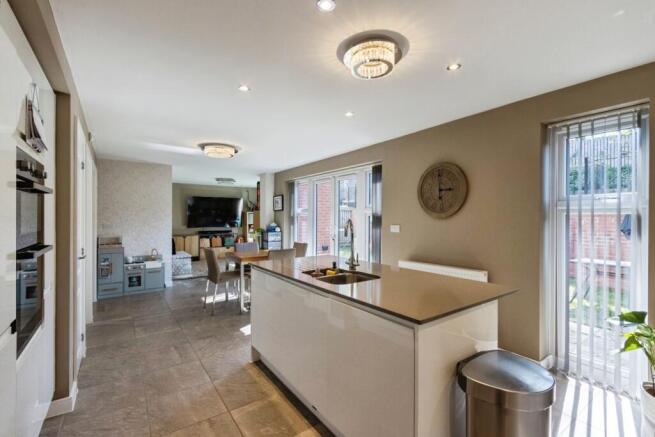 4 bed Detached for sale Image 7