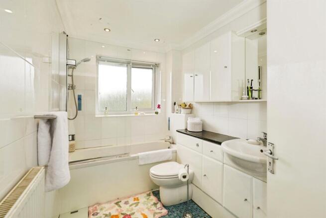 4 bed House for sale Image 8