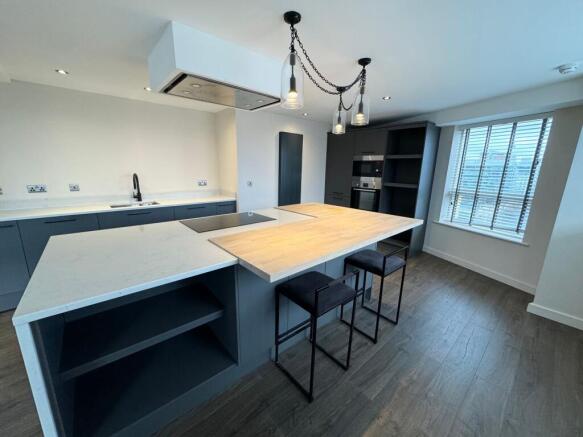 2 bed Penthouse to rent Image 12