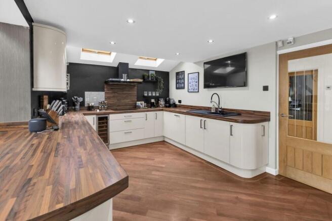 4 bed Detached for sale Image 7