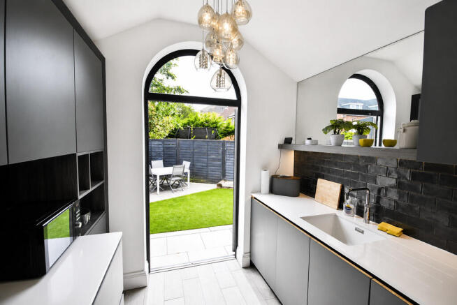 5 bed Detached for sale Image 9