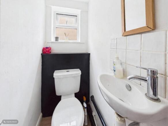 4 bed Detached for sale Image 11