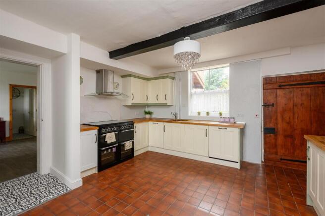 6 bed Detached for sale Image 5
