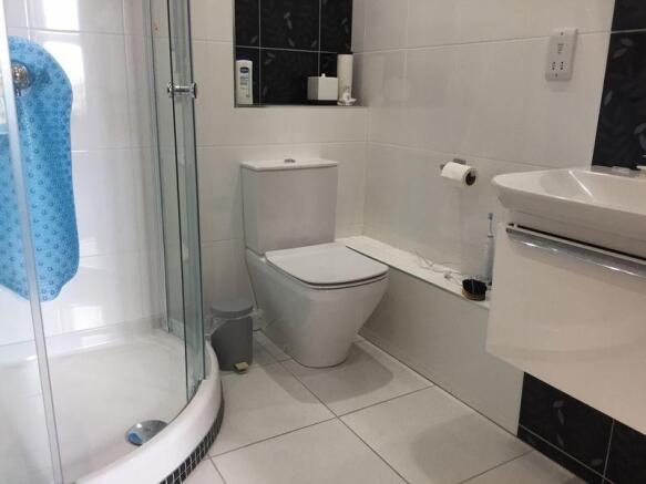 En-suite showe...