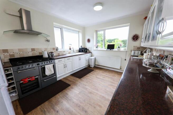 4 bed Detached for sale Image 9